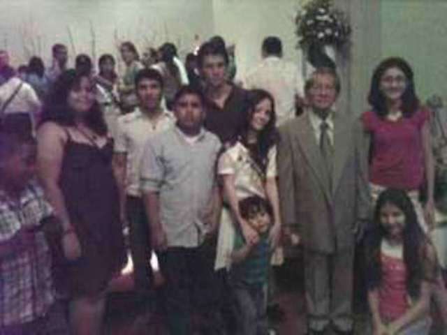 Don Ramon Urbina con nietos, en promocion de Andreita